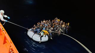 Una lancha neumática repleta de migrantes, entre ellos varios menores, rescatada por Salvamento Marítimo en aguas canarias.