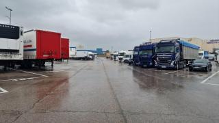 Camiones aparcados en un parking de Alcalá de Henares.