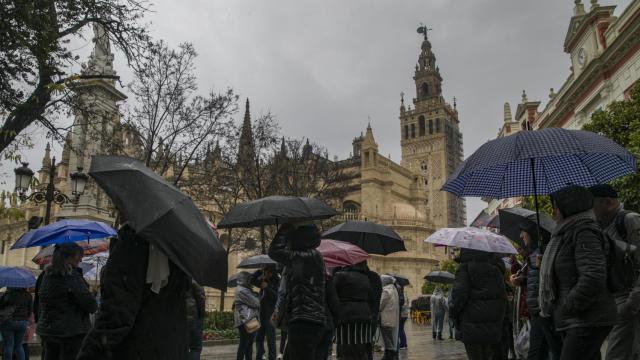 Una imagen de lluvia en pleno Centro de Sevilla.