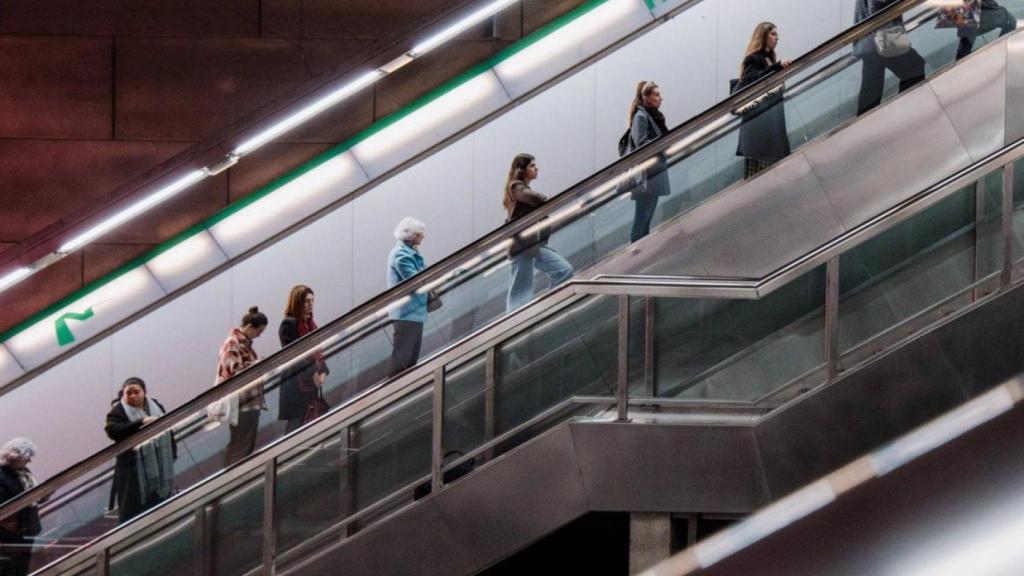 Viajeros en la estación de metro de Plaza de Cuba.