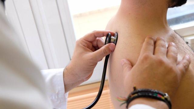 Un médico atiende a un paciente.