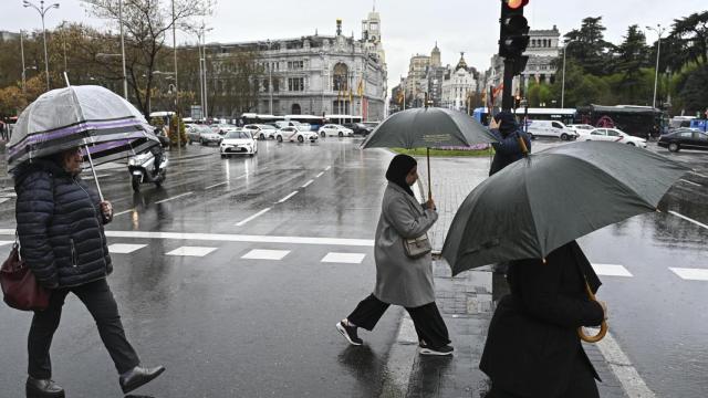 Un grupo de personas camina con sus paraguas durante un día lluvioso en Madrid. Foto: EFE/ Fernando Villar