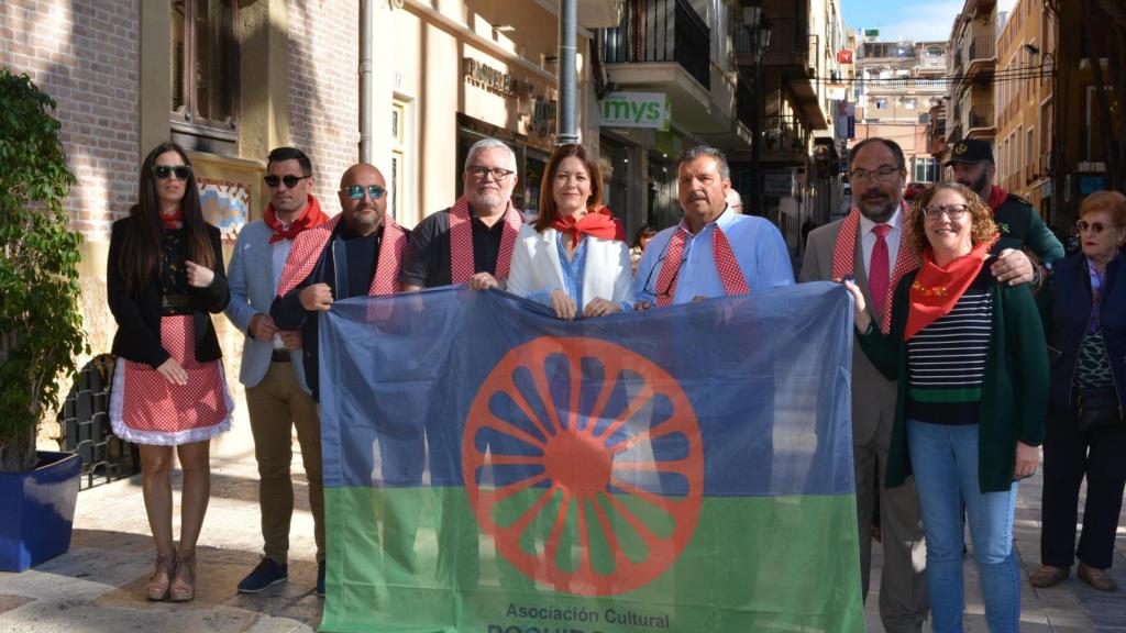 La alcaldesa de Águilas, Mari Carmen Moreno, junto a Donato Muñoz, presidente de la Asociación Pochibo Caló, conmemorando el Día Internacional del Pueblo Gitano en 2018.