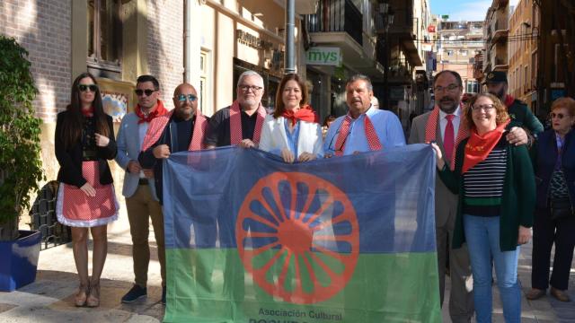 La alcaldesa de Águilas, Mari Carmen Moreno, junto a Donato Muñoz, presidente de la Asociación Pochibo Caló, conmemorando el Día Internacional del Pueblo Gitano en 2018.