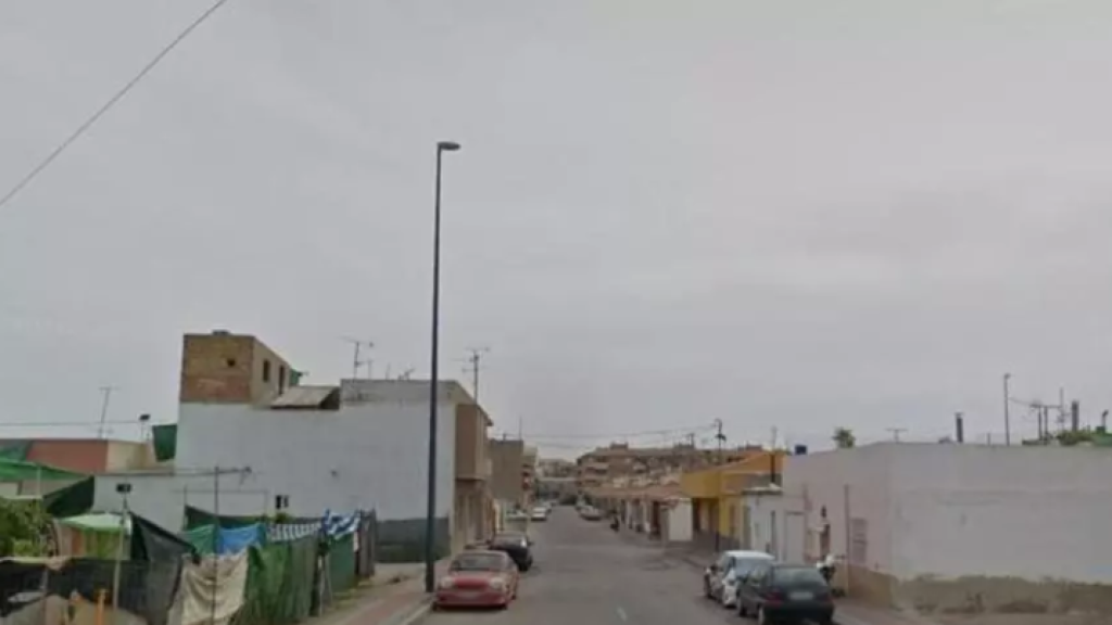 Una de las calles de la barriada de Águilas conocida como la 'Ciudad sin Ley'.