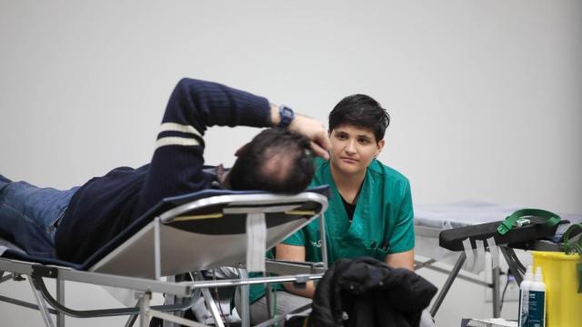 Un donante de sangre charla con una sanitaria durante el anterior Maratón.
