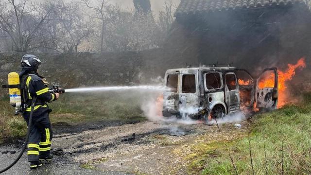 Los Bomberos de Ávila sofocando el incendio