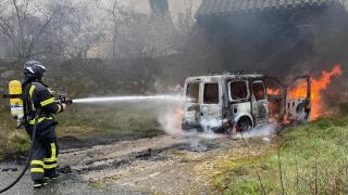 Los Bomberos de Ávila sofocando el incendio