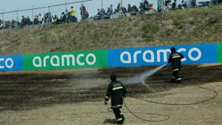Operarios extinguen uno de los fuegos en la hierba del circuito de Suzuka