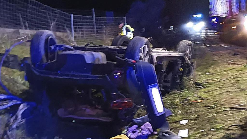 Imagen del espectacular vuelco del coche en Villardefrades