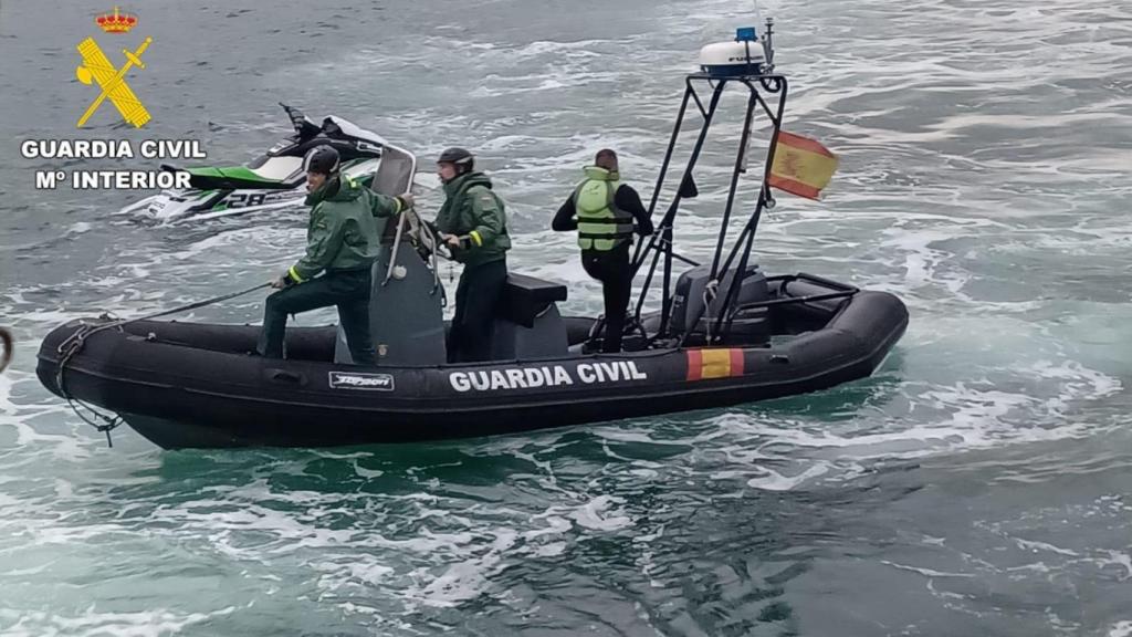 Rescatan a un hombre en Ares (A Coruña) tras comenzar a hundirse la moto de agua en la que navegaba