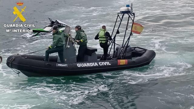 Rescatan a un hombre en Ares (A Coruña) tras comenzar a hundirse la moto de agua en la que navegaba