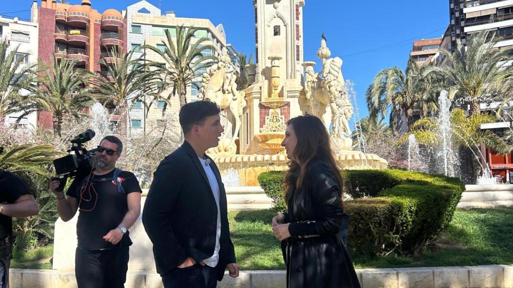 El presentador Xuso Jones y la concejala Ana Poquet esta semana en la plaza de Luceros.