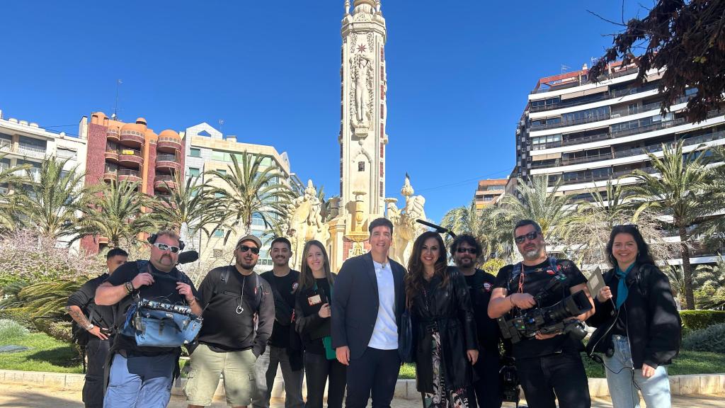 Xuso Jones y Ana Poquet con el equipo del concurso 'Lo sabe, no lo sabe' esta semana en Alicante.