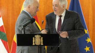 El presidente del TC, Cándido Conde-Pumpido, y el magistrado Ramón Sáez, el pasado 25 de febrero en un acto de homenaje a Francisco Tomás y Valiente./