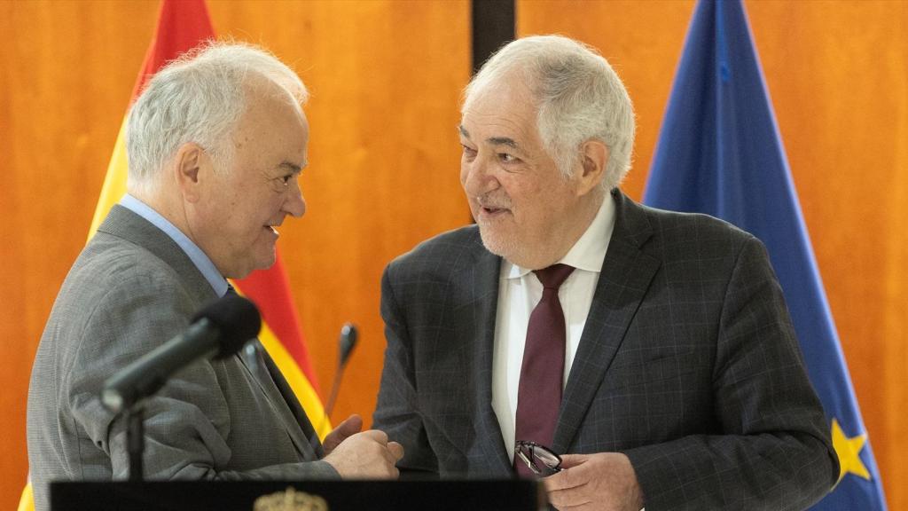 El presidente del TC, Cándido Conde-Pumpido, y el magistrado Ramón Sáez, el pasado 25 de febrero en un acto de homenaje a Francisco Tomás y Valiente./