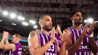 Jugadores del UEMC Real Valladolid de baloncesto tras la última victoria en Pisuerga