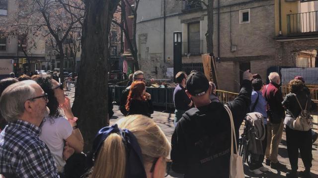La Asociación Vecinal Calle Madalena y Libertad durante la explicación de su informe a los vecinos