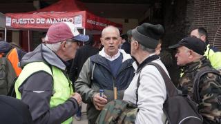 Eduardo, padre de Alejandro, de frente, con voluntarios este sábado