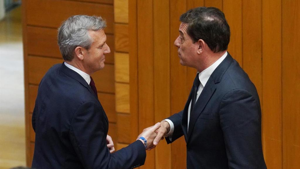 Archivo - El presidente de la Xunta, Alfonso Rueda (i), y el líder del PSdeG, José Ramón Gómez Besteiro (d), durante el pleno de investidura
