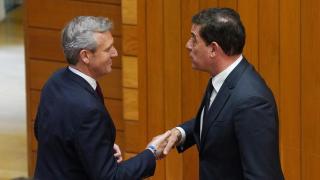 Archivo - El presidente de la Xunta, Alfonso Rueda (i), y el líder del PSdeG, José Ramón Gómez Besteiro (d), durante el pleno de investidura