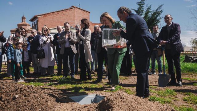 La ministra de Educación, Pilar Alegría, junto al alcalde de Azuara, José Luis Alconchel, ponen la primera piedra de la residencia municipal de mayores, este sábado.