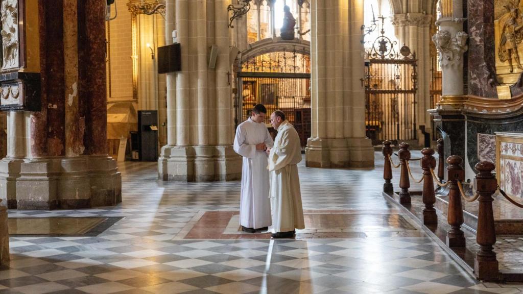 Dos religiosos en la Catedral de Toledo.