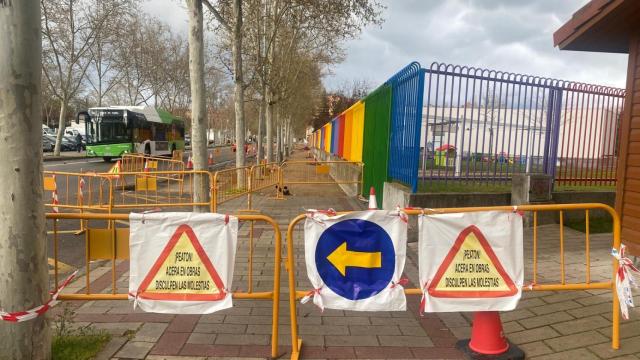 La calle cortada por las obras en Puente Jardín
