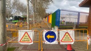 La calle cortada por las obras en Puente Jardín