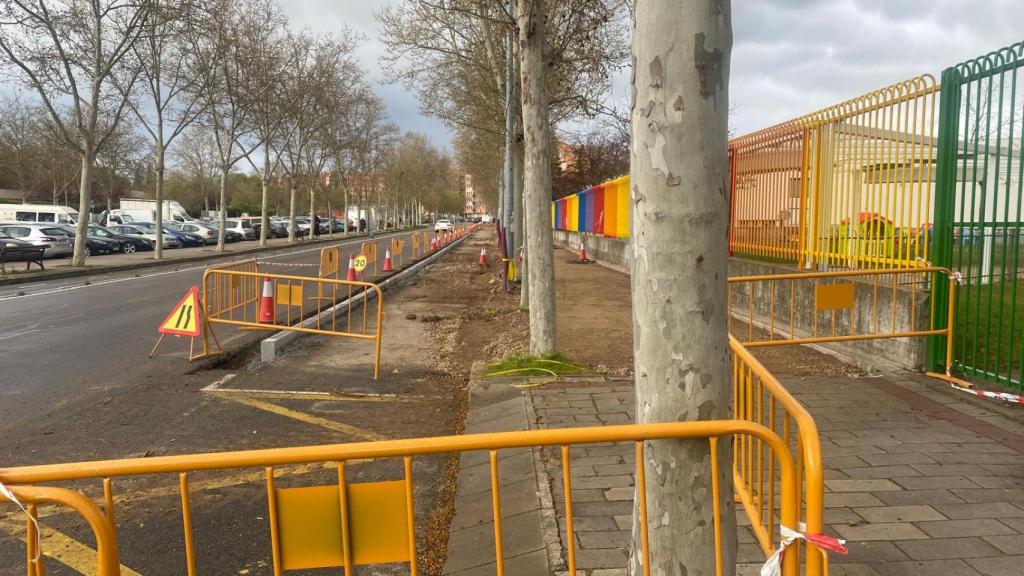 La calle donde se eliminan plazas de aparcamiento para dar seguridad al entorno escolar