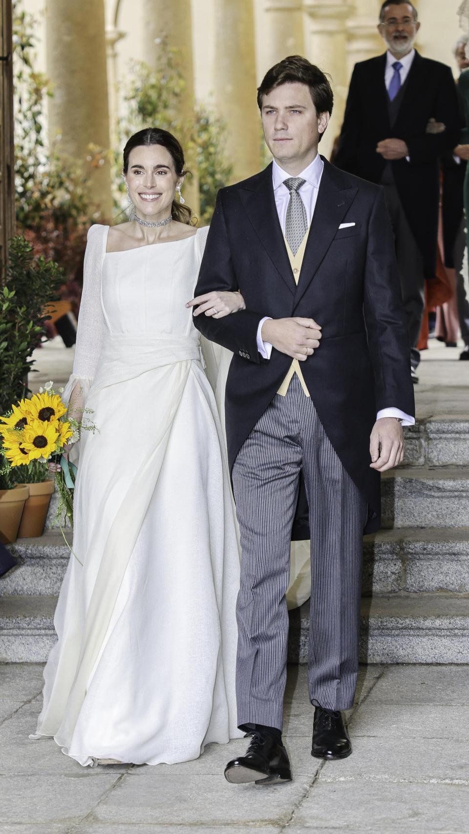 Los recién casados, a las puertas de la iglesia del Hospital Tavera, en Toledo.