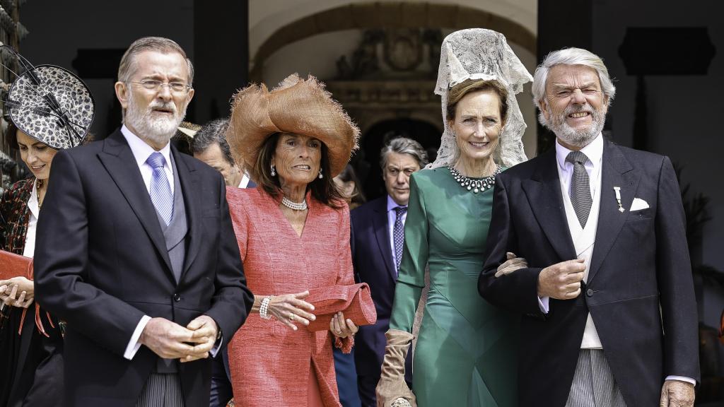Los padres del novio (a la derecha) son  Begoña de Elzaburu, marquesa de las Claras, y Jean François Denizot, conde de Aquila.