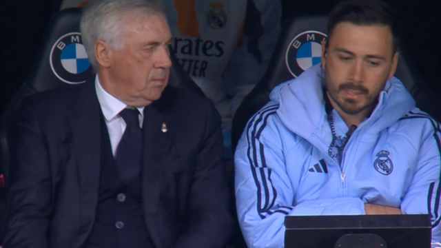 Ancelotti mira a Davide, segundo entrenador, tras el penalti fallado por Vinicius.