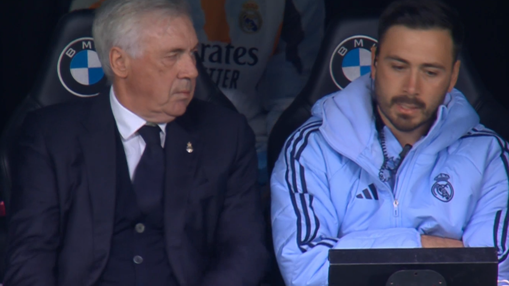 Ancelotti mira a Davide, segundo entrenador, tras el penalti fallado por Vinicius.