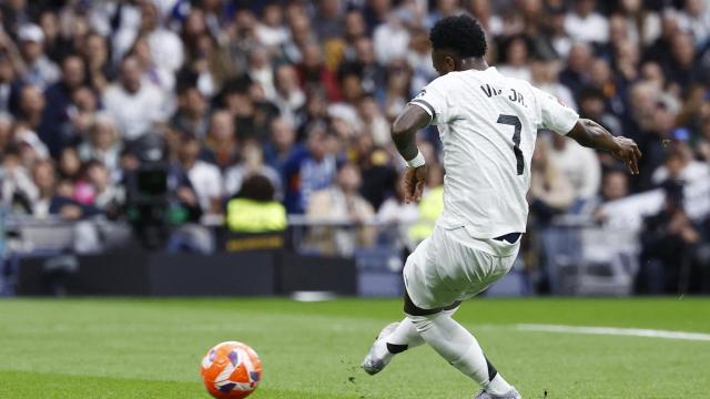 Vinicius lanzando un penalti con el nuevo balón naranja de La Liga