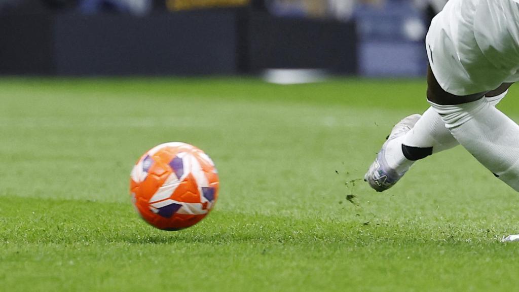 Vinicius lanzando un penalti con el nuevo balón naranja de La Liga