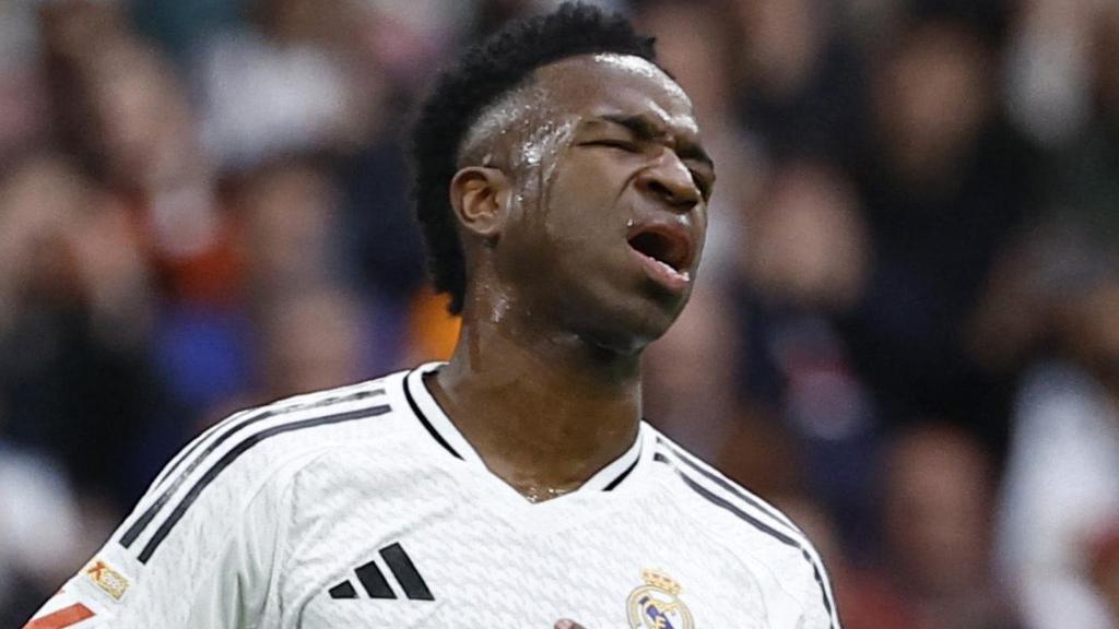 Vinicius se lamenta tras fallar el penalti ante el Valencia.