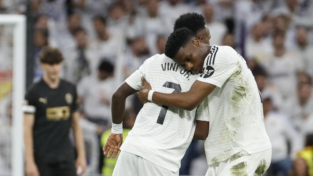 Vinicius celebra junto a Tchouaméni su gol ante el Valencia