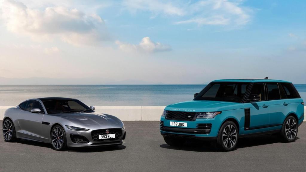 Foto de archivo de dos modelos de coche de Jaguar Land Rover.