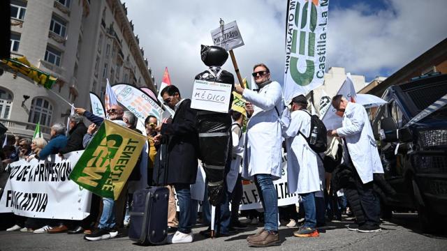 Mónica García ofrece diálogo a los sanitarios después de que 5.000 médicos hayan salido a las calles en contra el estatuto marco