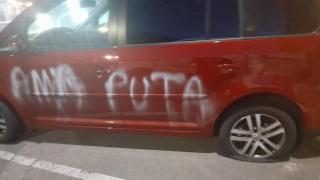 Una concejala de Laracha denuncia pintadas en su coche