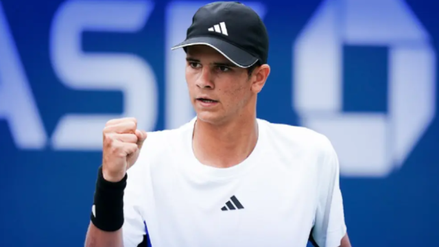Rafael Jódar celebra un punto durante un partido.