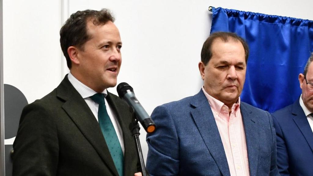 Carlos Velázquez durante su intervención en la inauguración del consultorio médico de Magán.