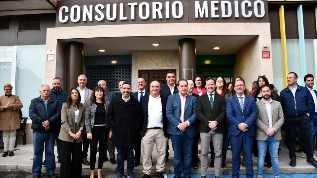 Autoridades y vecinos a las puertas del nuevo consultorio médico de Magán.