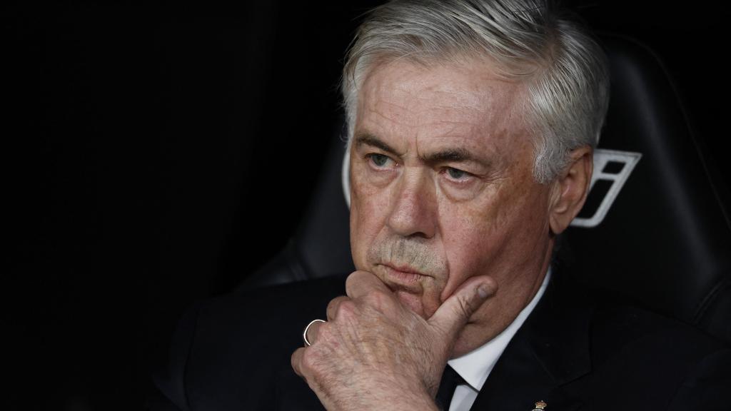 Ancelotti con rostro serio durante el partido ante el Valencia.
