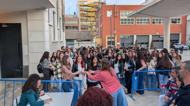 Las largas colas para Inma Rubiales este sábado en Alicante.