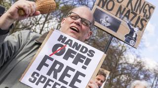 Uno de los manifestantes contra Donald Trump en Nueva York este sábado.