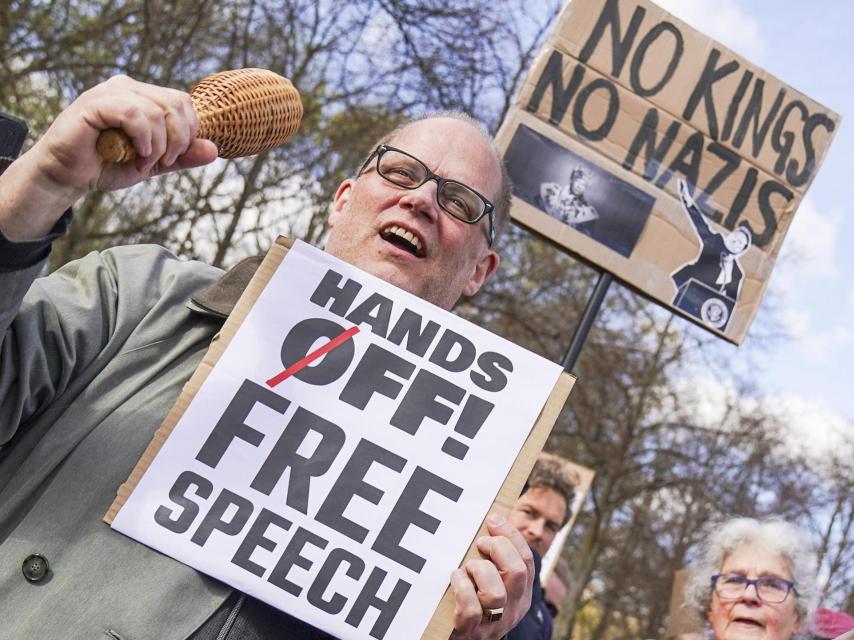 Uno de los manifestantes contra Donald Trump en Nueva York este sábado.