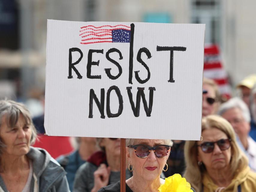 Manifestantes contra Trump en Lisboa llaman a resistir frente al nuevo gobierno de Estados Unidos.