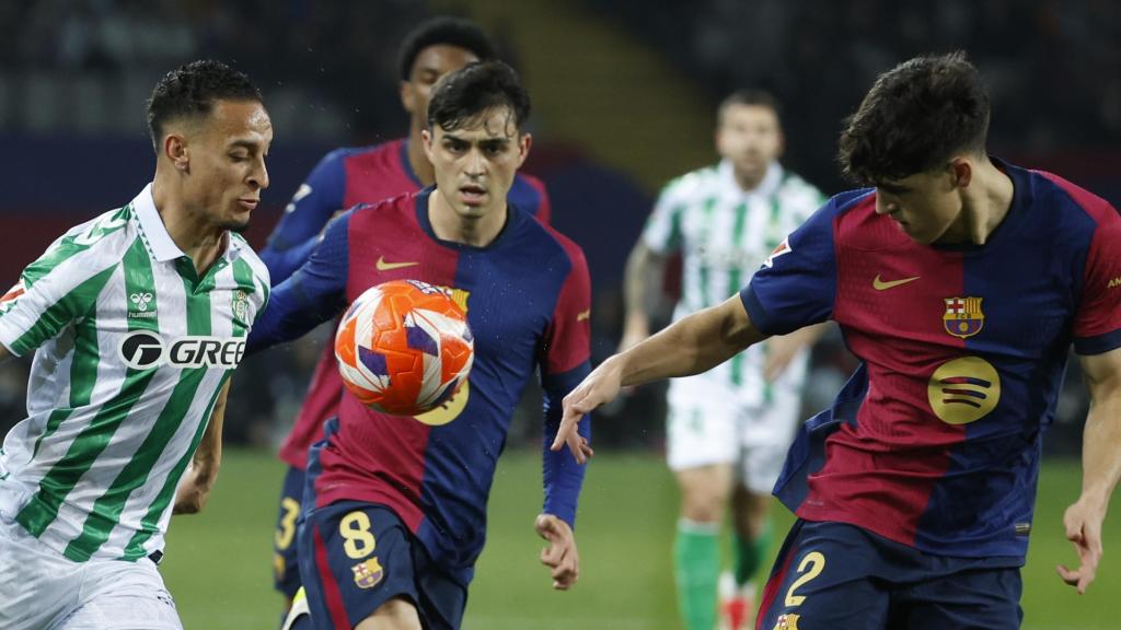 Pau Cubarsí pelea por el balón con el jugador del Real Betis Antony